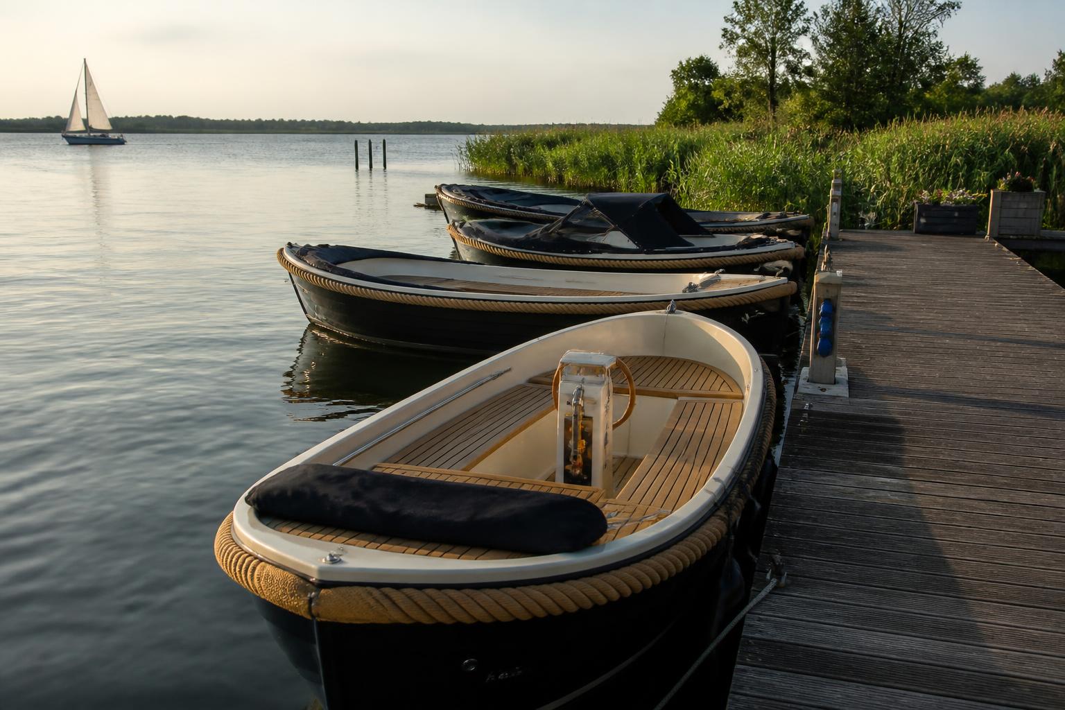 Sloepen aan de steiger bij de jachthaven van Uitgeest